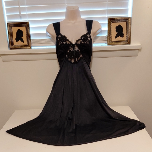 Elegant Black Lace Nightie - Picture 1 of 3